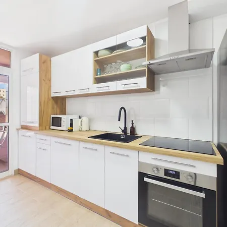 Renovated 1br Elevator, Balcony & Parking - Alfama | By Airnest Apartamento Lisboa