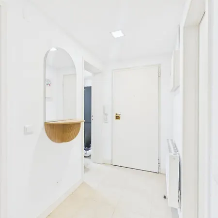 Renovated 1br Elevator, Balcony & Parking - Alfama | By Airnest Apartamento