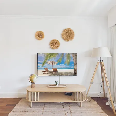 Renovated 1br Elevator, Balcony & Parking - Alfama | By Airnest Apartamento *