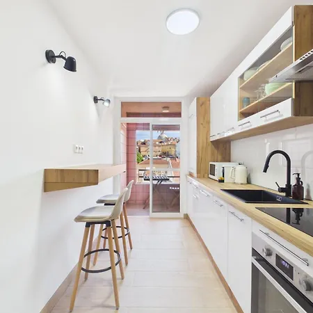 Renovated 1br Elevator, Balcony & Parking - Alfama | By Airnest Apartamento *